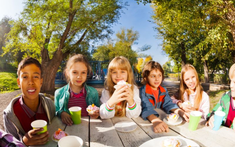 Essen und Trinken im Waldkindergarten.