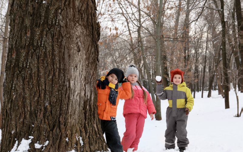 Wetter im Waldkindergarten - Kinder im Waldkindergarten die im Schnee spielen