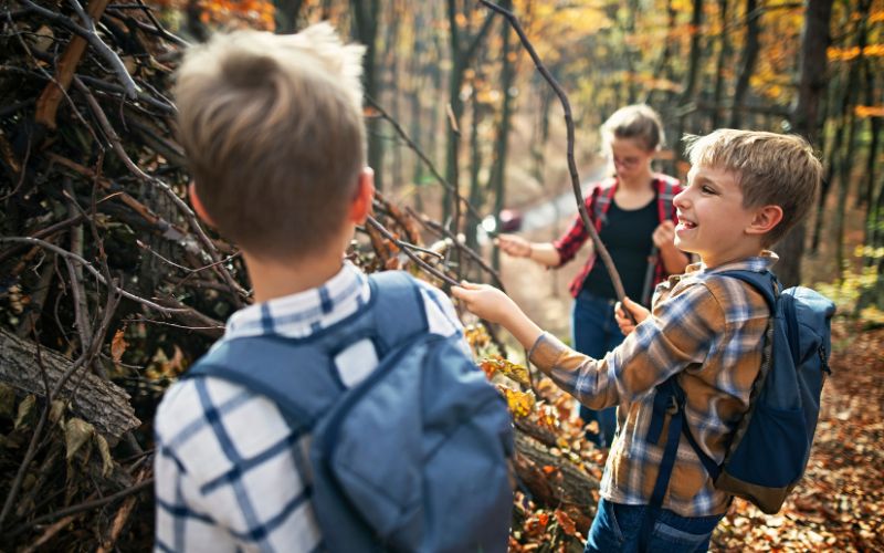 Neu im Waldkindergarten - Kinder entdecken den Wald