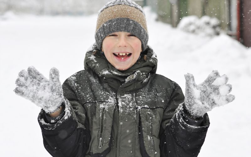 Kind mit Winterausrüstung im Waldkindergarten