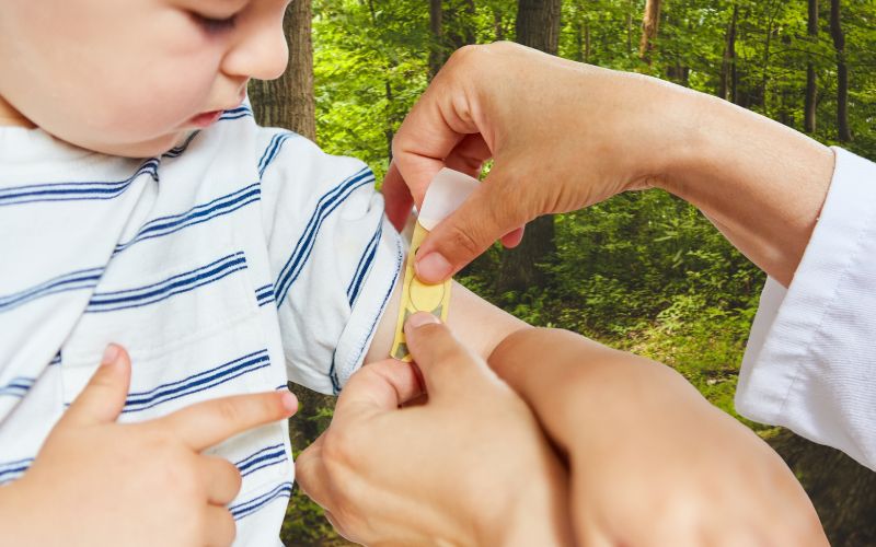 Kind wird im Waldkindergarten versorgt