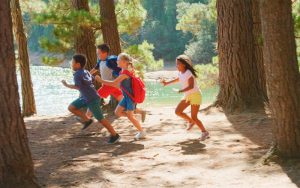 Kinder haben Spaß im Waldkindergarten