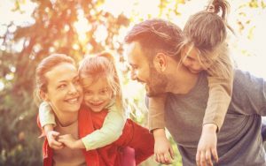 Eltern mit ihren Kindern