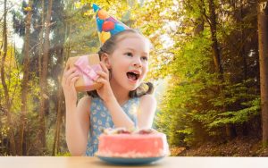 Kind feiert Geburtstag im Waldkindergarten