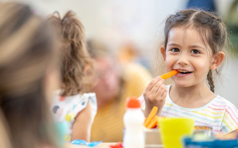Kinder essen im Waldkindergarten